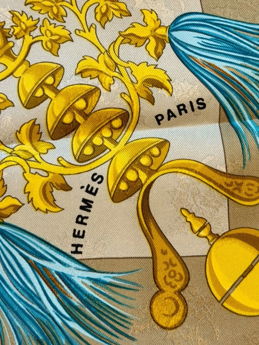 RARE Hermès Jacquard Scarf Plumes et Grelots by Julia Abadie with Holly Leaf - Picture 4 of 9